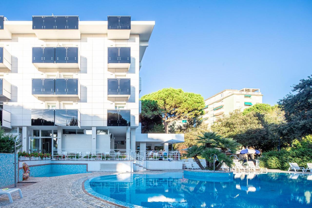 Hotel Ambassador Meuble Lignano Sabbiadoro Extérieur photo