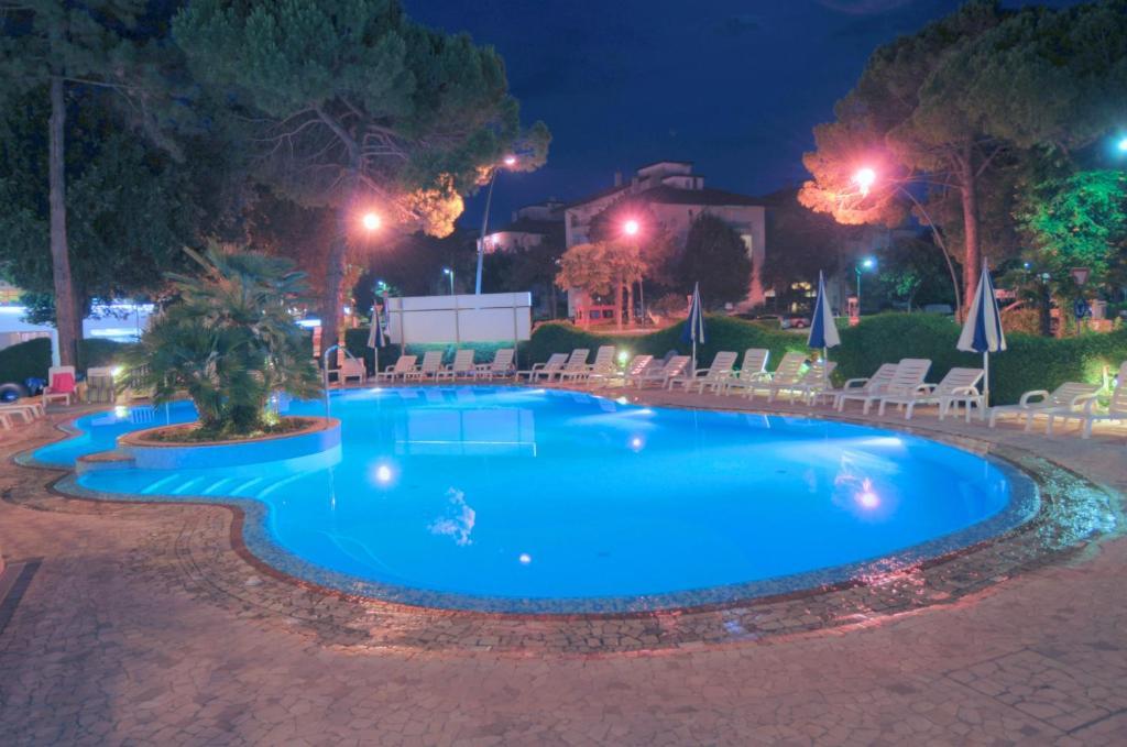 Hotel Ambassador Meuble Lignano Sabbiadoro Extérieur photo