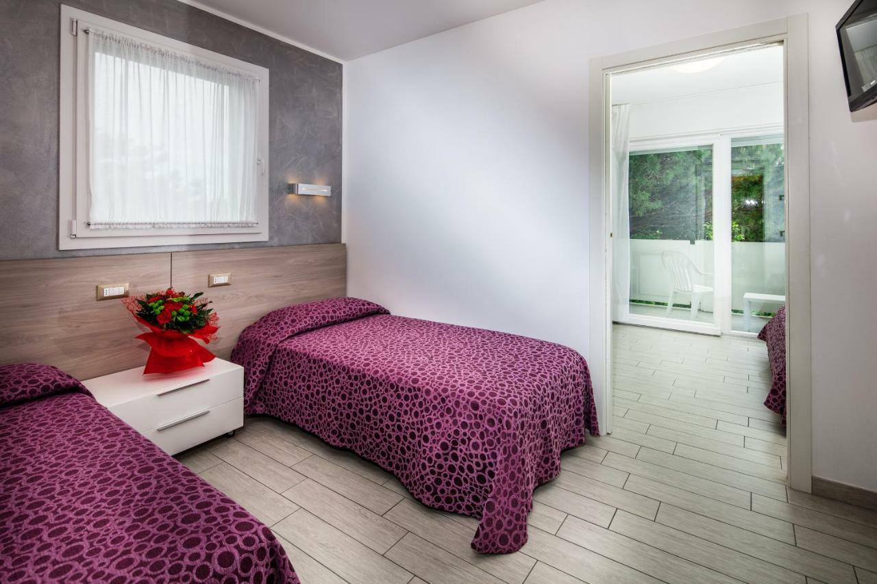 Hotel Ambassador Meuble Lignano Sabbiadoro Extérieur photo