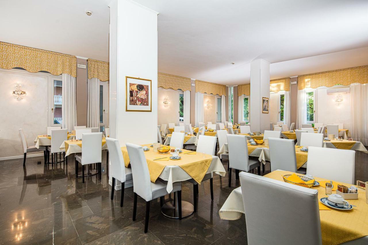 Hotel Ambassador Meuble Lignano Sabbiadoro Extérieur photo