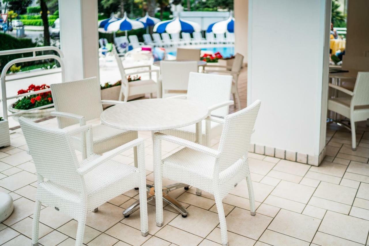 Hotel Ambassador Meuble Lignano Sabbiadoro Extérieur photo