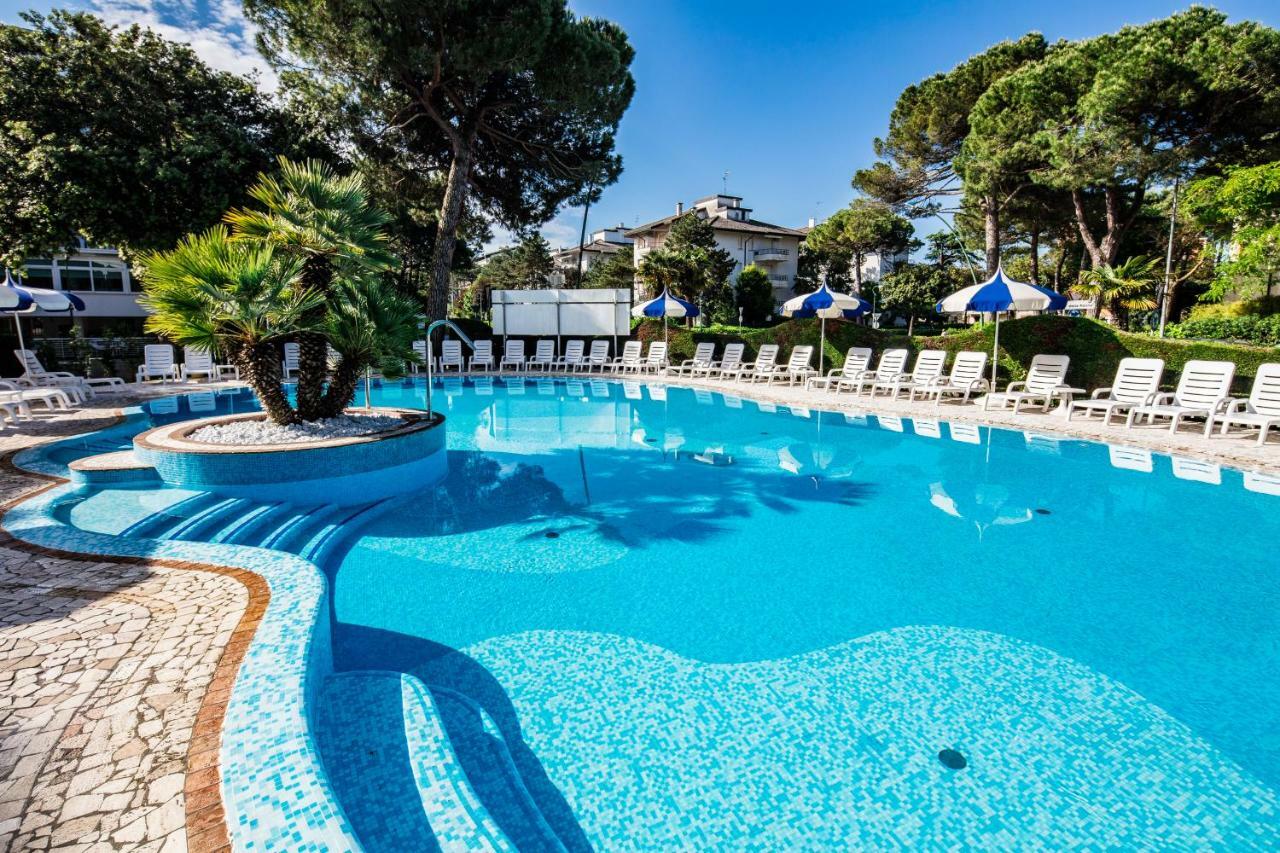 Hotel Ambassador Meuble Lignano Sabbiadoro Extérieur photo
