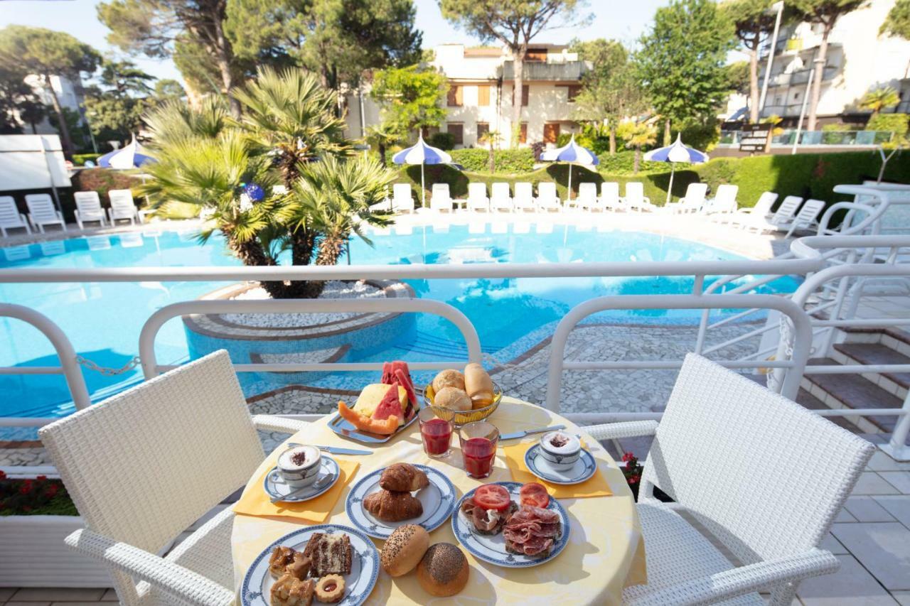 Hotel Ambassador Meuble Lignano Sabbiadoro Extérieur photo